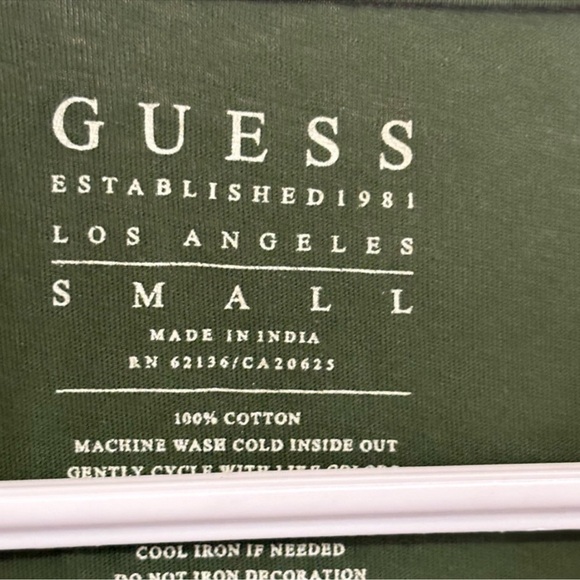 3/$10⚡️Guess Green & Black Ombre Graphic Print V-Neck T-Shirt - Picture 4 of 9